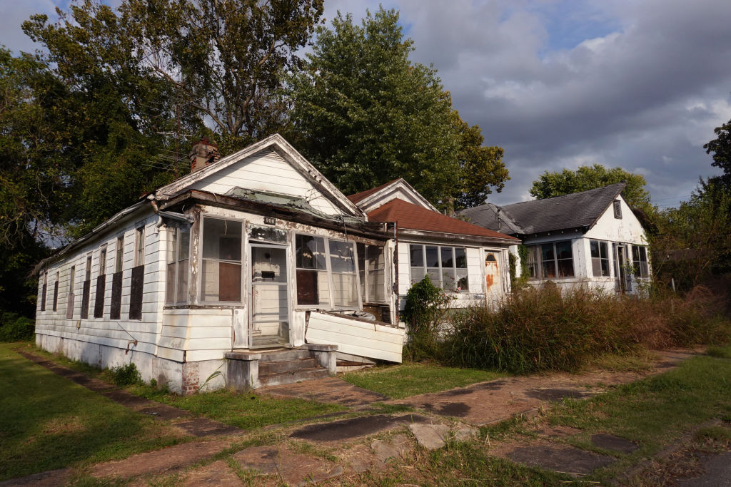 Illinois County Sees Nation's Largest Population Drop CAIRO, ILLINOIS - OCTOBER 13: A row of abandoned homes sit along a residential street on October 13, 2021 in Cairo, Illinois. According to U.S. census data, Alexander County Illinois, of which Cairo is the county seat, lost more than 36 precent of its population between 2010 and 2020, the largest drop of any county in the United States. At its peak, Cairo had a population of more than 15,000 residents. Now, the historic river town, which sits at the confluence of the Mississippi and Ohio rivers, is littered with abandoned homes and businesses and has a population of less than 3,000. (Photo by Scott Olson/Getty Images)